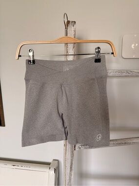 Bombshell Sportswear Seamless Crossover Scrunch Shorts Grey Medium NWOT